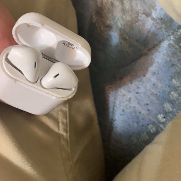 Airpods - Picture 2 of 2